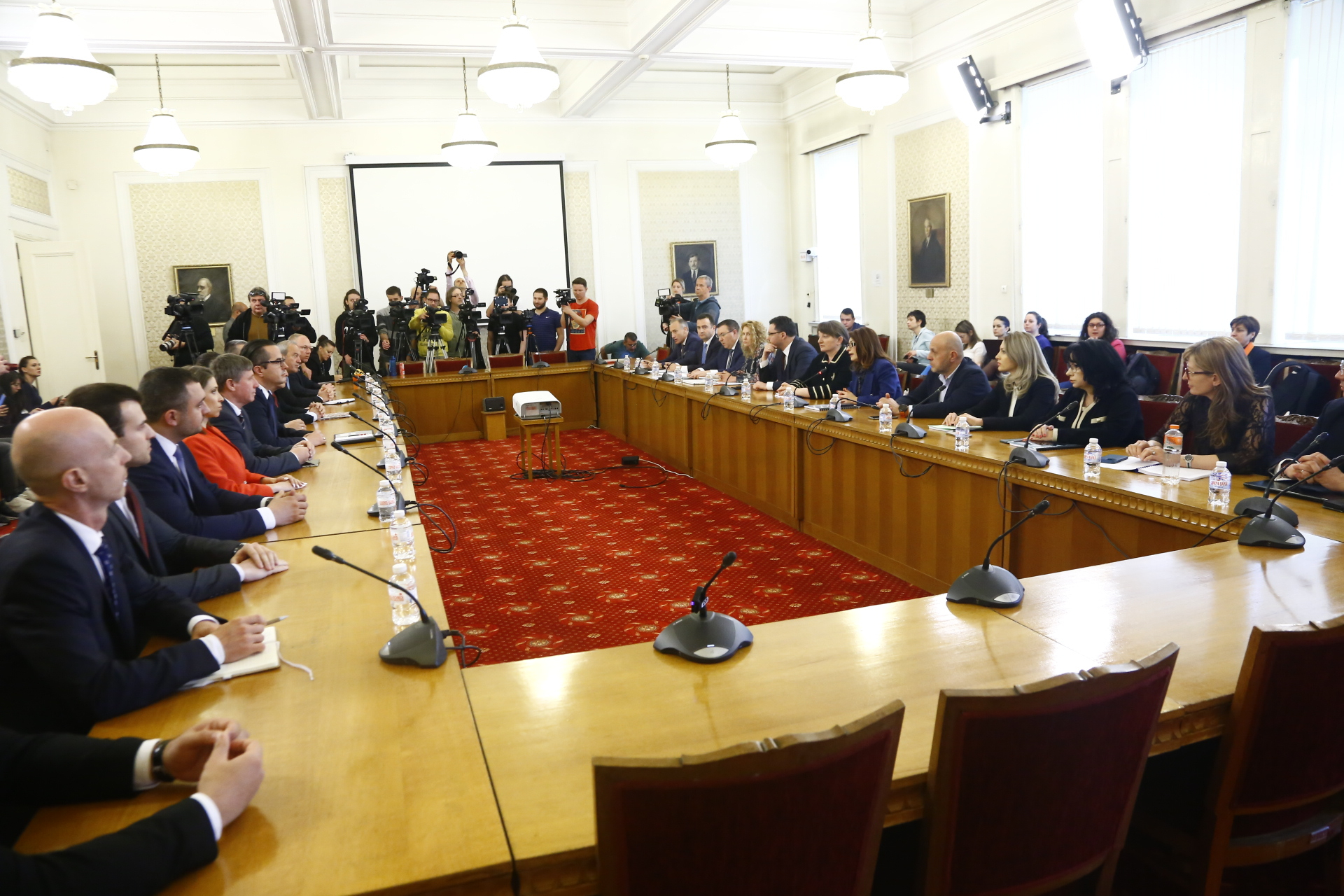 Атанасова от ГЕРБ нарече "Възраждане" съмишленици, ето какво ѝ отвърна Цончо Ганев
