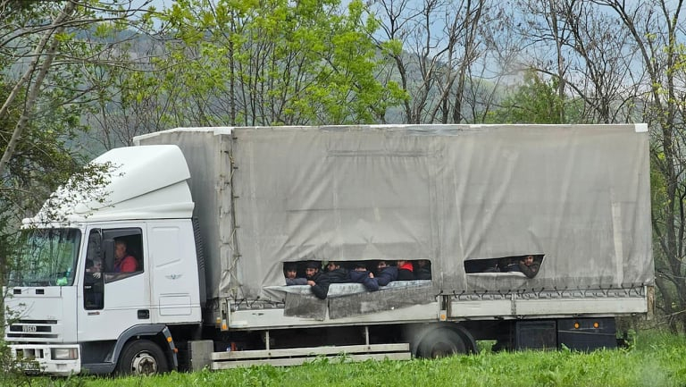 Първо в БЛИЦ: Край Мирково почерня от полиция, пипнаха орда бежанци да... СНИМКА