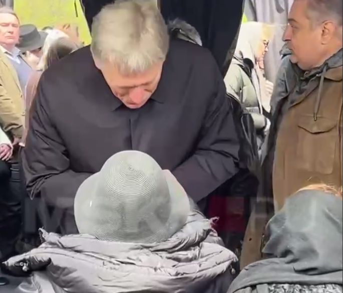 Песков целуна ръка на Алла Пугачова и ядоса до краен предел руснаците ВИДЕО