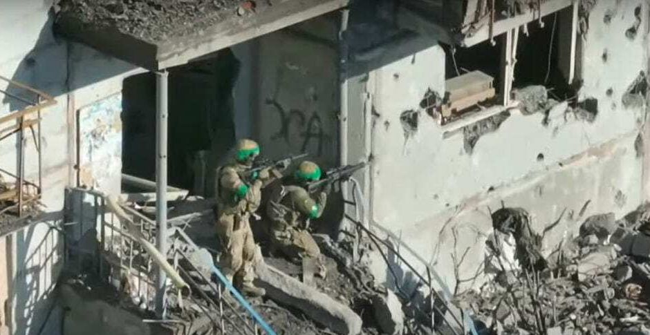 Бойци на ВСУ бягат от панелка, щурмувана от "Вагнер" в Бахмут ВИДЕО