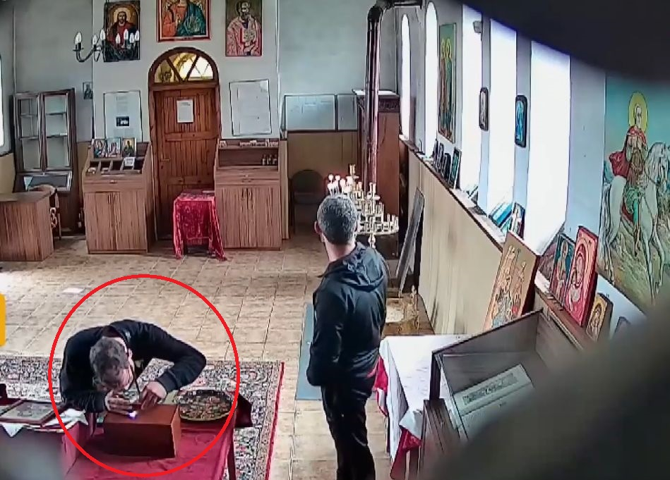 Крадци си "берат" от кутията с дарения в костинбродска църква ВИДЕО
