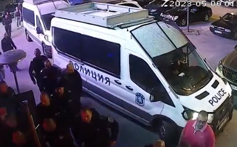 Адвокат с 2 варианта за акцията "на голо": 400 човека отиват на бар самопъхнали си в г**за вещества, или...