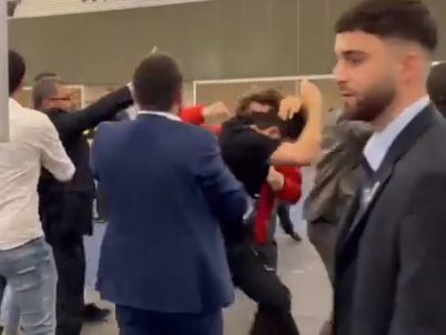 Невиждано меле в турска избирателна секция в Амстердам ВИДЕО