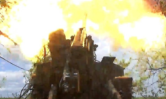ВИДЕО от войната: Гаубици "Хиацинт-Б" унищожиха възли на ВСУ за доставка на техника