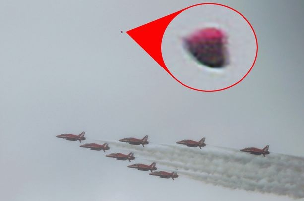 Фотограф засне НЛО, летящо по време на коронацията на Чарлз III СНИМКА 