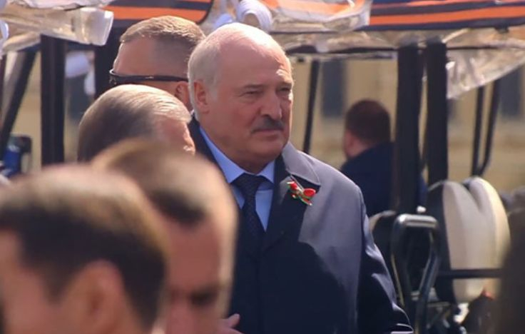 Лукашенко си тръгна с линейка от парада в Москва, какво се случва с президента ВИДЕО 