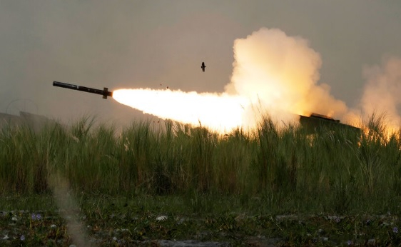 Приятелски огън: Ракети HIMARS удариха пункт с пленени украински бойци