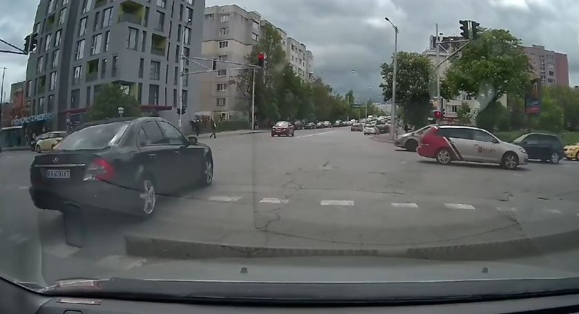 Мрежата пламна заради изпълнението на пазарджишки джигит на това кръстовище ВИДЕО