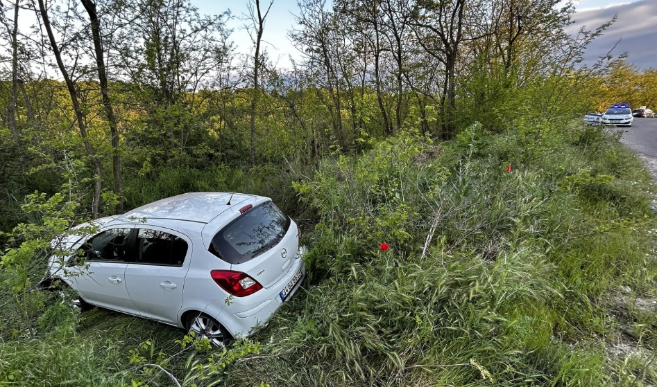 Заспал шофьор излетя от Е-80 и спря колата си в канавка СНИМКИ 