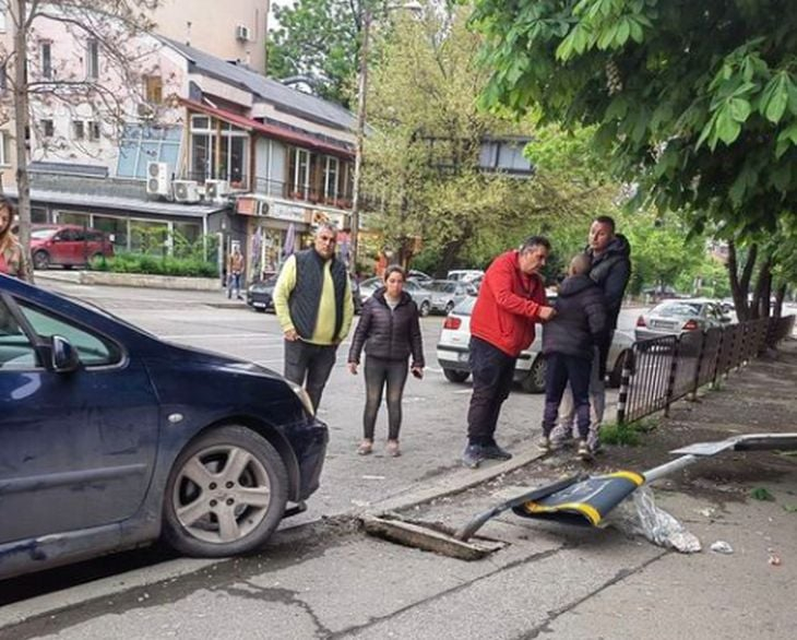Първо в БЛИЦ! Ето истината за детето, което се разби с кола в столична спирка!