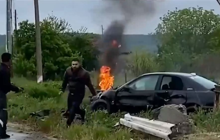 Екшън: Влак размаза кола в Ломско, но шофьорът.... ВИДЕО