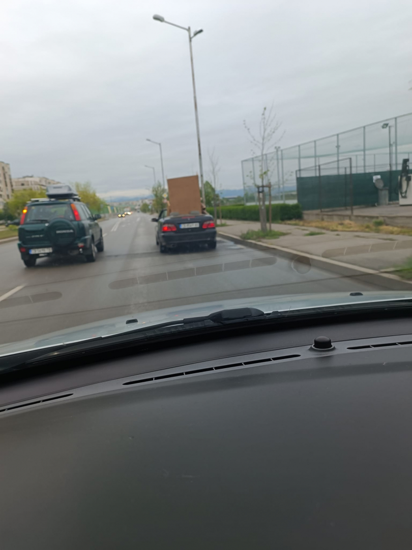 Цялата мрежа се чуди на това кабрио и товара му в София