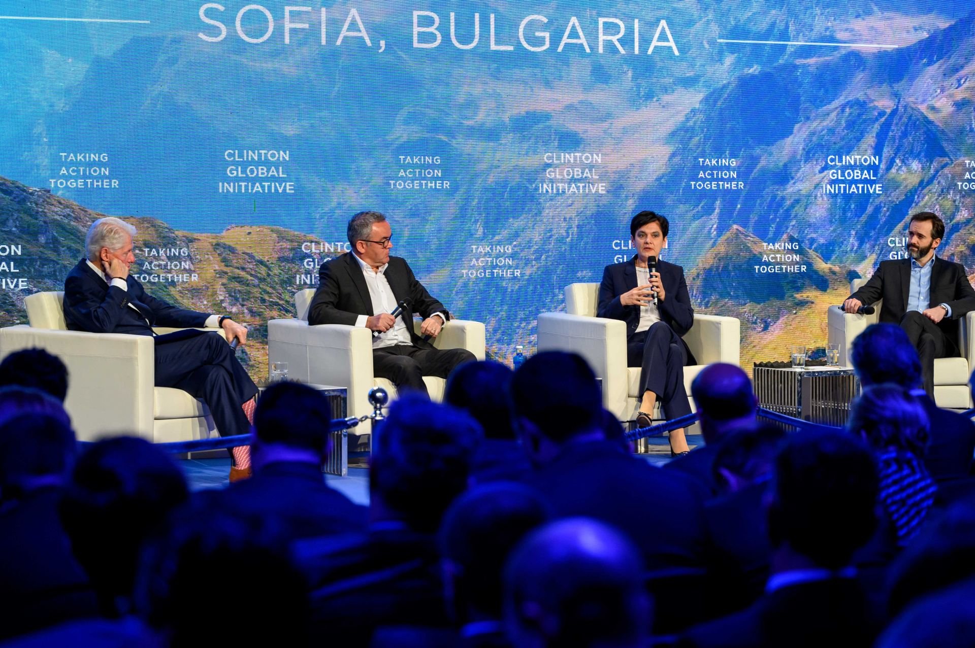Клинтън на среща с Домусчиев: България премина през трудности, но се справя доста добре