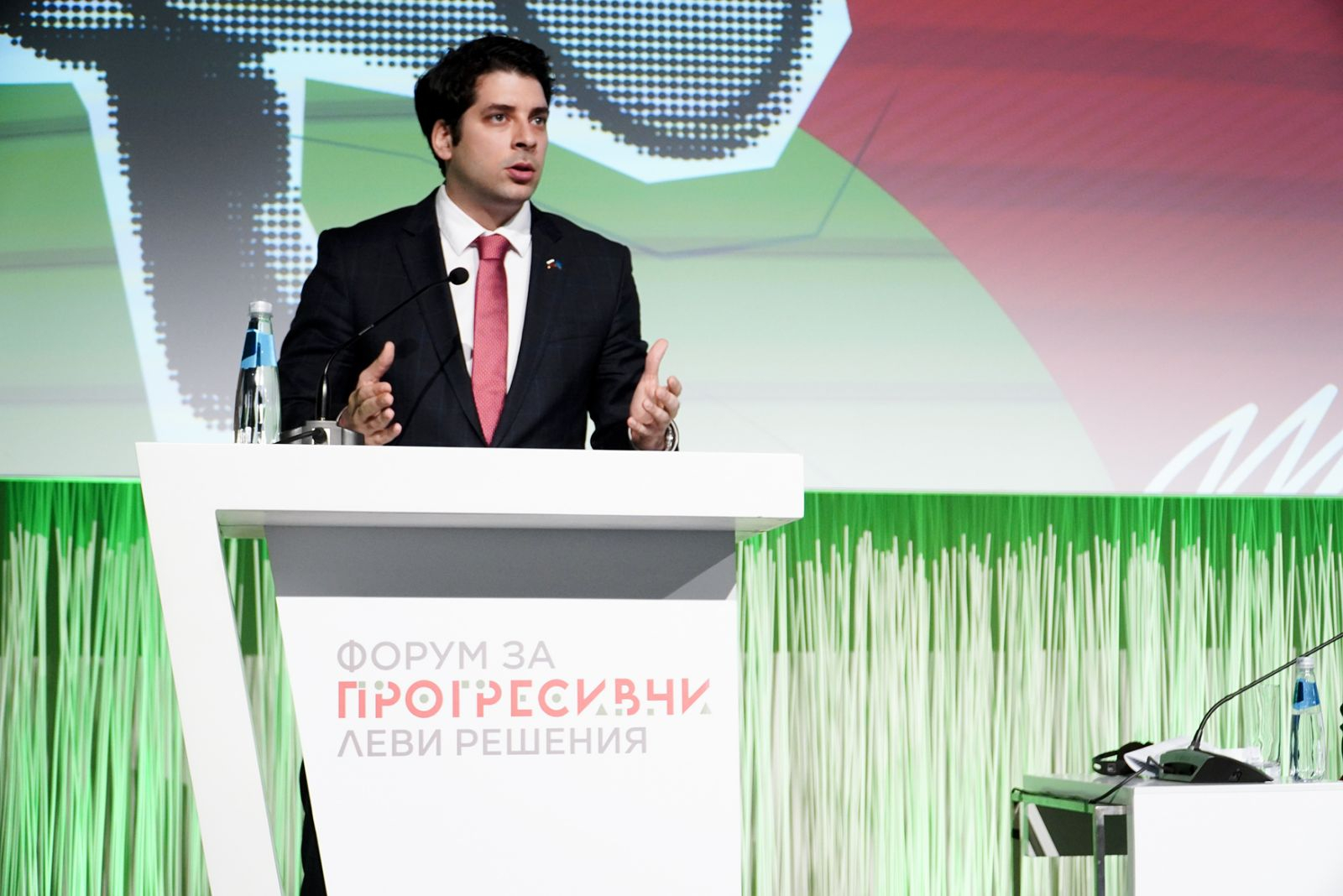 Прогресивните леви решения в икономиката- добре платени работни места, инвестиции в образованието и справедливи данъци