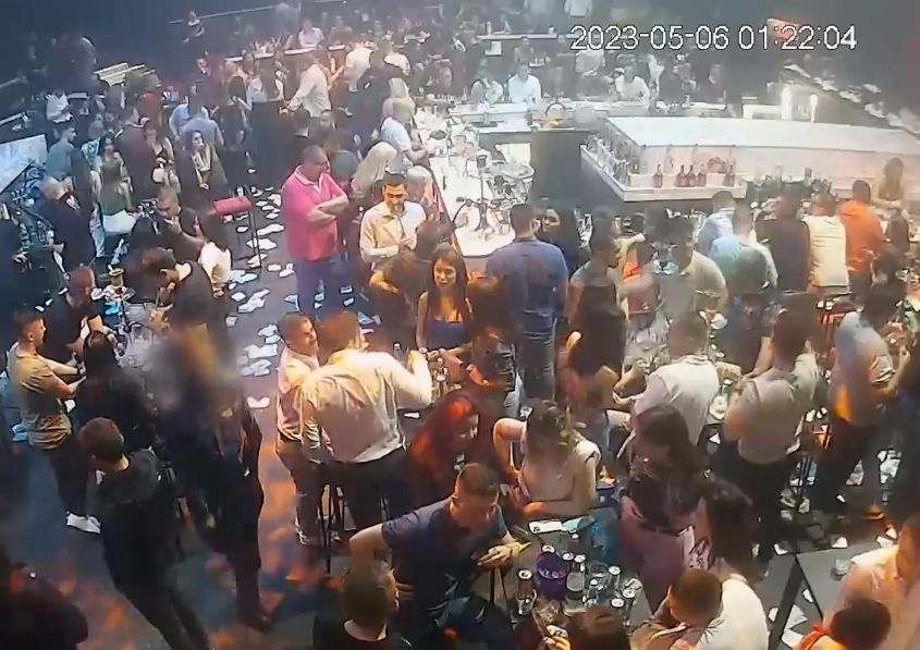 Какво се случва със сина на известния футболист, рухнал в дискотеката с "голите обиски" ВИДЕО  