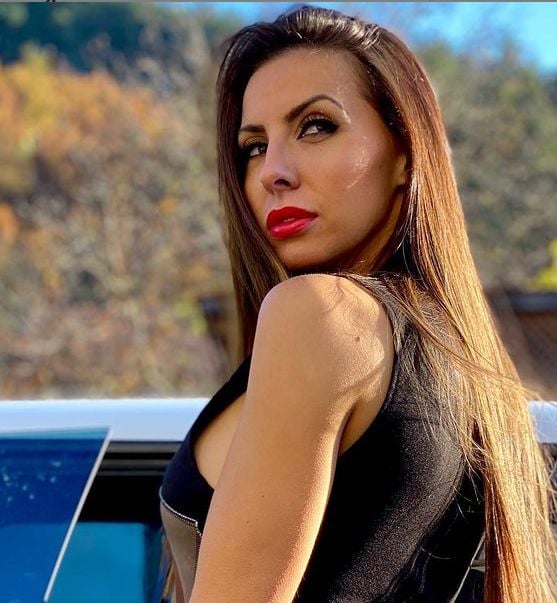 Диана Габровска сменя мъже за пари пред погледа на съпруга си и... СНИМКИ 18+