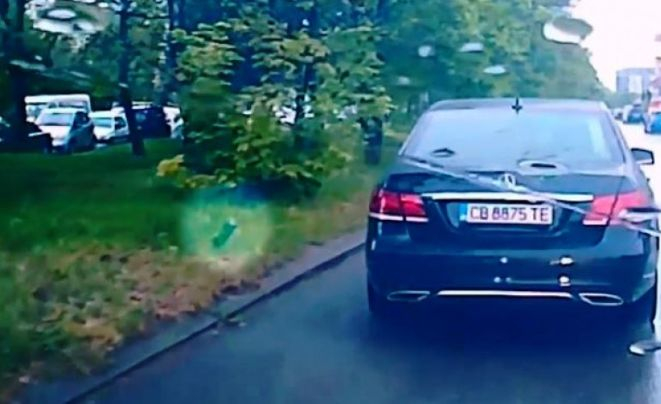 Шофьор със скъп "Мерцедес" вбеси столичани с простащина СНИМКИ 