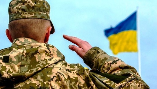 ВИДЕО от войната: Въоръжен комисар гони украинец в Тернопол, за да му връчи призовка, но...