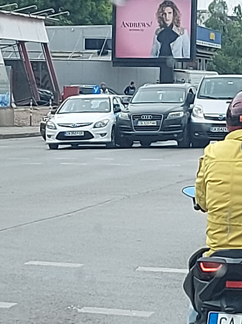 Уникален инцидент на ключов булевард в София, такова чудо не се вижда всеки ден ВИДЕО 