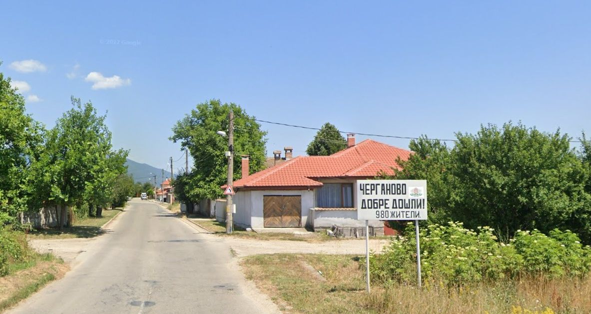 Полицаи тарашиха къща в с. Черганово, а щом си тръгнаха, собственикът пропищя