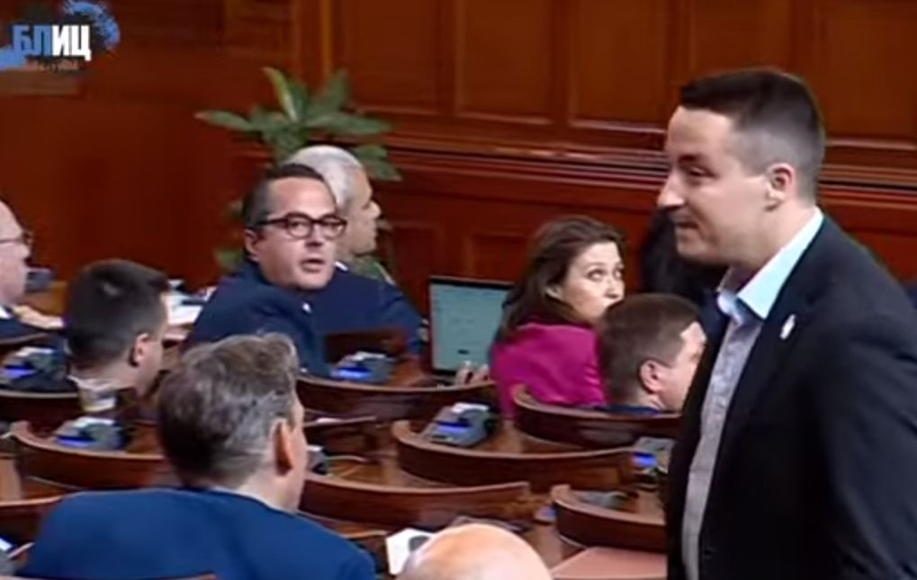 Пак бесен скандал с Божанков в парламента: Да се върна ли? Я, ела ми... БЛИЦ TV