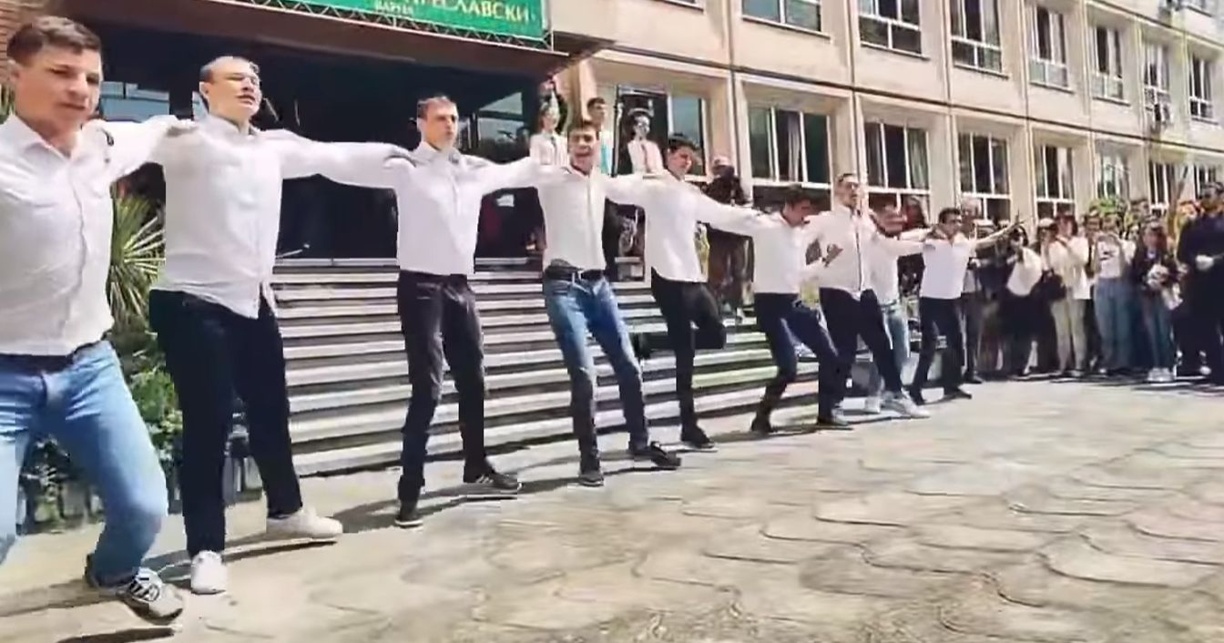 Варненски абитуриенти взривиха мрежата с това хоро ВИДЕО