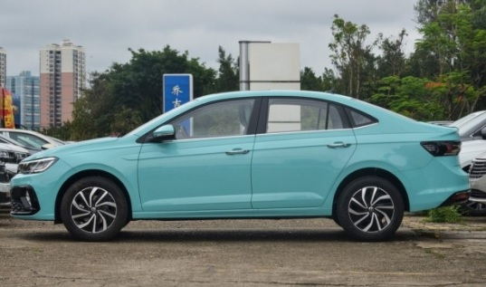 Volkswagen показа евтин седан на базата на Polo с огромен багажник СНИМКИ