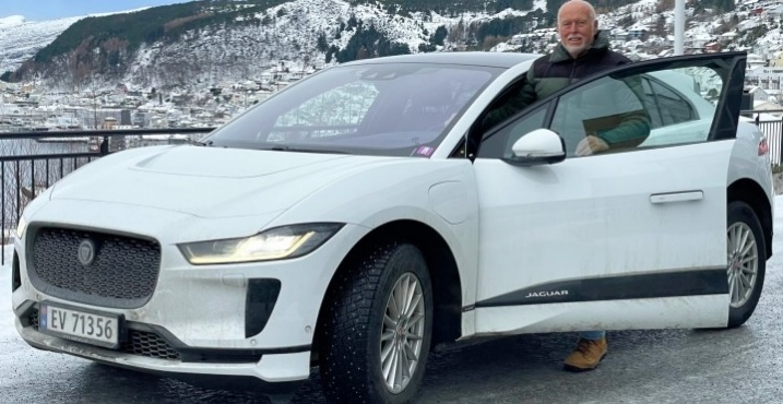 Собственик се шокира от цената на ремонта на Jaguar СНИМКИ