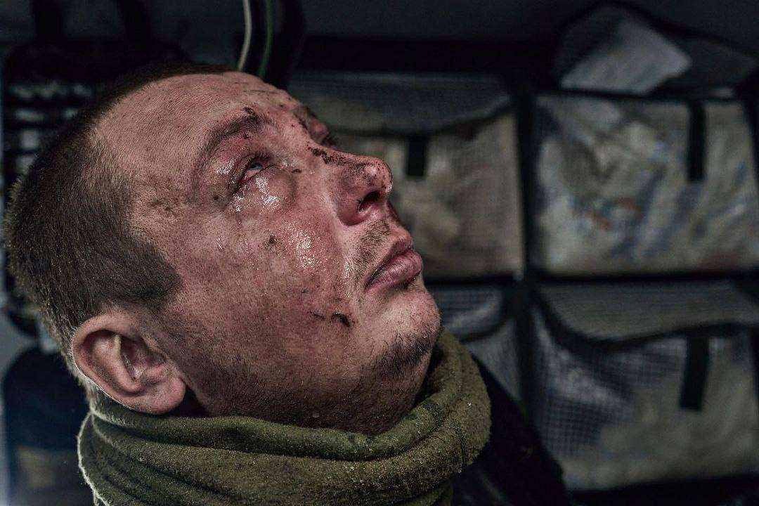 ВИДЕО от войната: Ура! Евакуация! Боец на ВСУ се радва на спасението от Бахмут