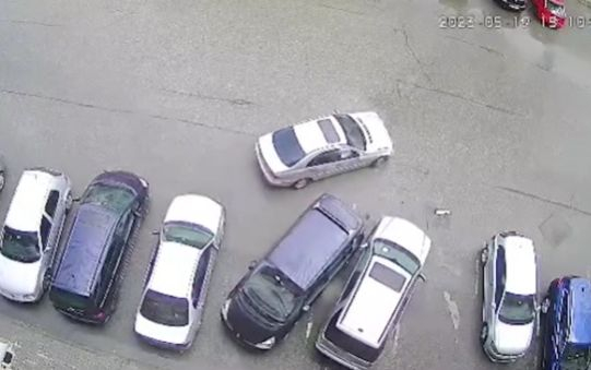 Дрифтаджия се натресе в паркирани коли в Ямбол ВИДЕО