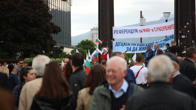 Мощни демонстрации в цялата страна срещу въвличането на България във войната СНИМКИ