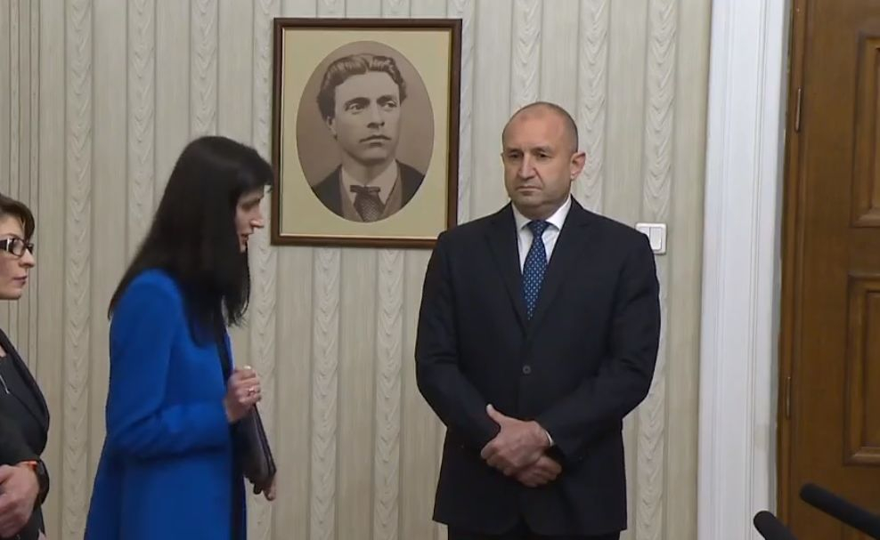 Извънредно от "Дондуков" 2: Габриел върна празна папка на Радев, а президентът заръча бързо да... ВИДЕО