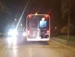 ВИДЕО със софийско пишлеме в идиотски екшън с автобус подпали мрежата  