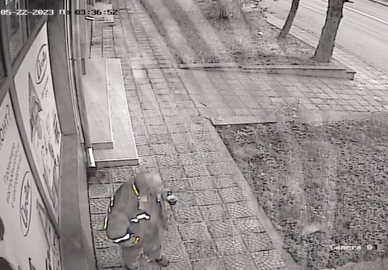 Ловчанлии гледат и не вярват какво направи работник пред магазин ВИДЕО 