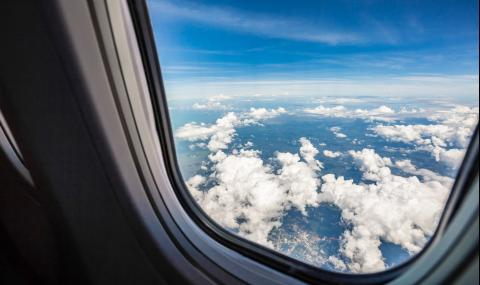 Пътник погледна през прозореца на Боинг 737 и се вцепени от видяното ВИДЕО