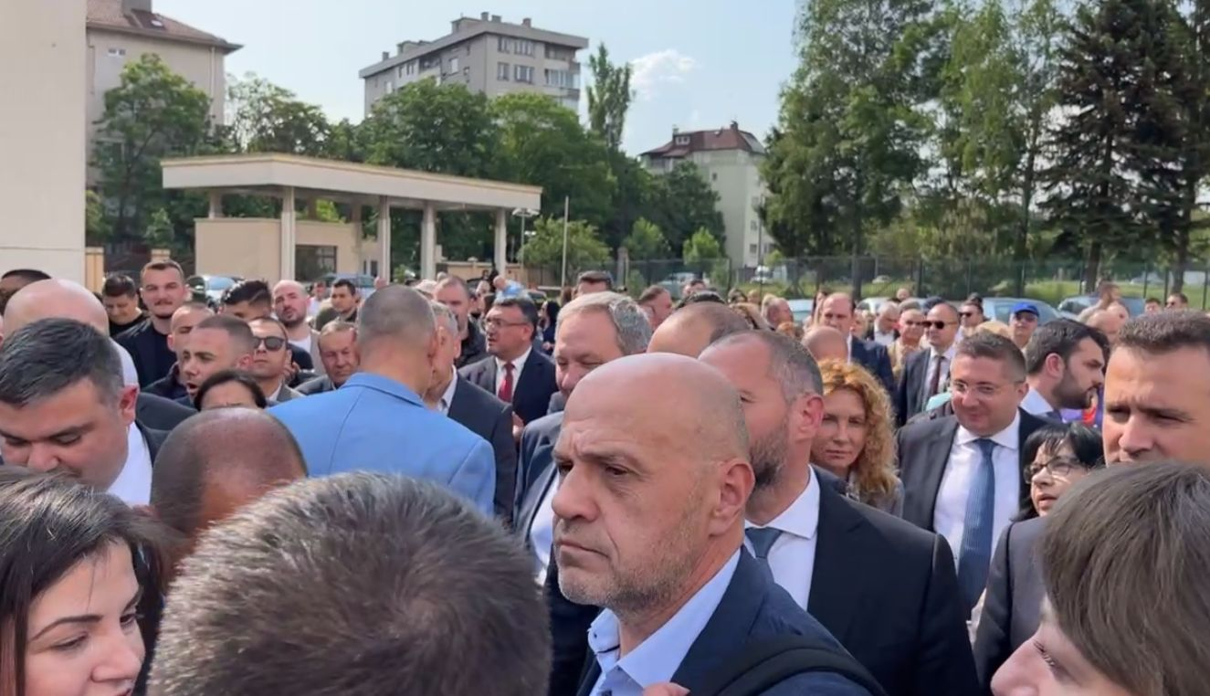 Фурор: Борисов се яви на разпит с черна лимузина, фенове скандират "Бойко"! ВИДЕО