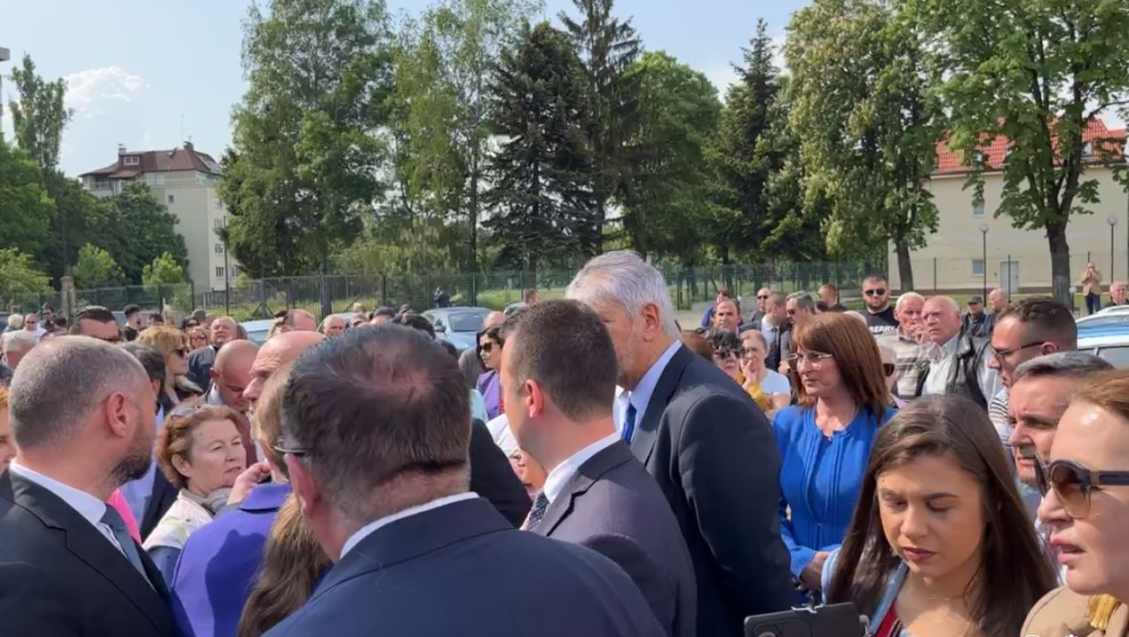 Фурор: Борисов се яви на разпит с черна лимузина, фенове скандират "Бойко"! ВИДЕО