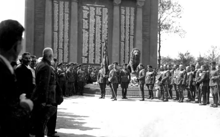 Възстановяват войнишкия мемориал пред НДК