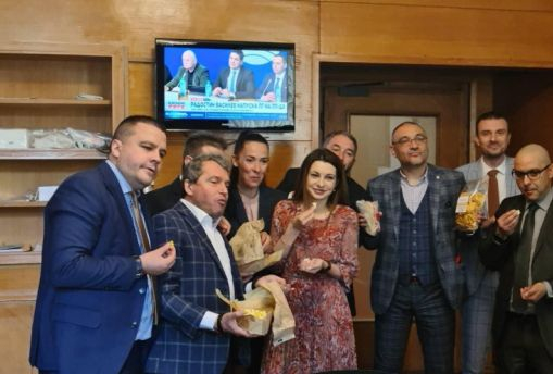 ИТН изби рибата с тази СНИМКА по време на скандалната пресконференция на Радостин Василев