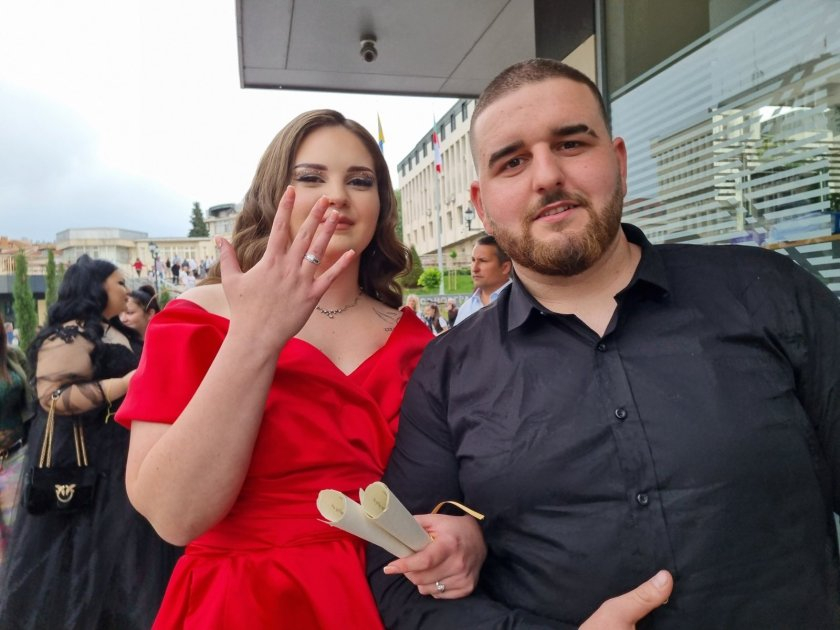 Красива абитуриентка от Асеновград никога няма да забрави това, което се случи на бала й ВИДЕО 