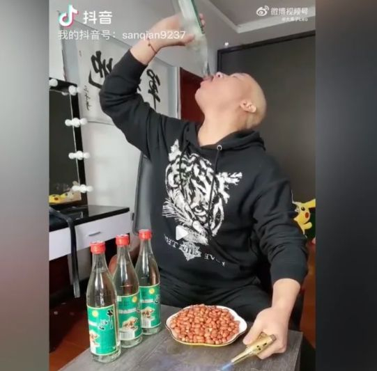 Инфлуенсър умря, след като показа на живо в нета как препива с китайска водка 