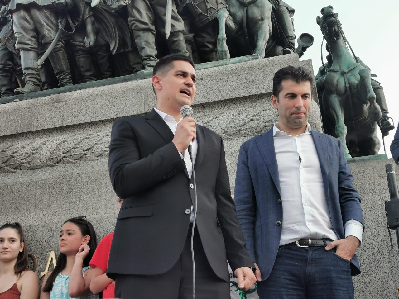 Политически трупове: Проф. Коларова посече Радостин Василев и Петков