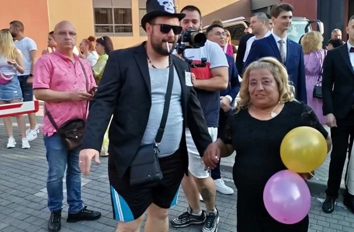 Простотия до шия: Всички говорят за вида на този абитуриент от Пловдив