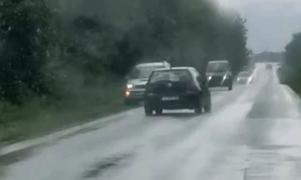 Пиян или дрогиран?! Хасковски джигит шпори Голфа си в насрещното, къде е полицията? ВИДЕО