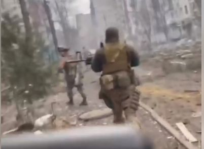 ВИДЕО от войната: Показаха последните боеве в руините на предградие на Бахмут