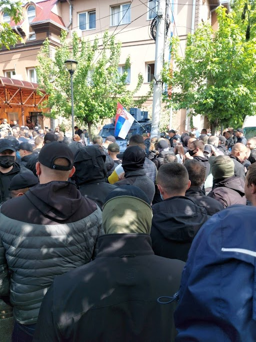 Взривоопасно: Сърби се опитаха да превземат общини в Косово, КейФОР се намеси ВИДЕО