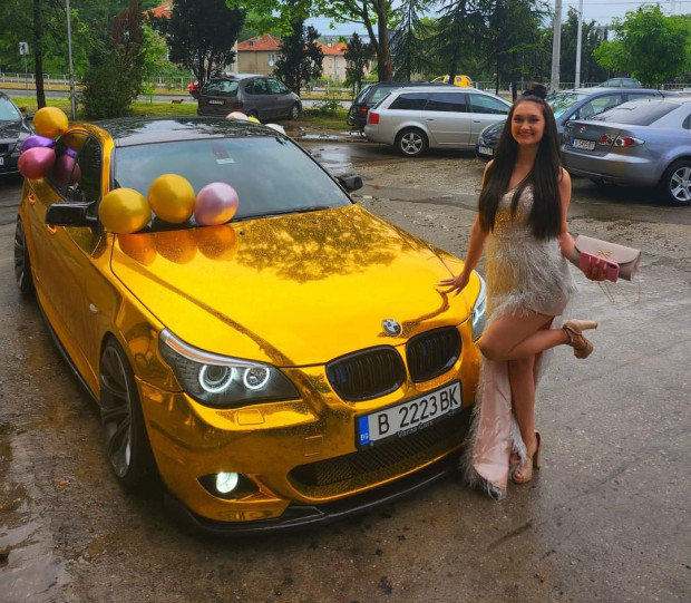 Варненска абитуриентка шокира всички, ето с какво се появи на бала си СНИМКА
