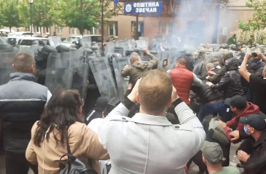 Почна се: Бунт в Северно Косово, има сблъсъци с полицията и ранени ВИДЕО