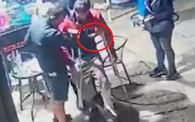 По-гнусна кражба не сте виждали! Младеж с патерици реве неудържимо ВИДЕО 