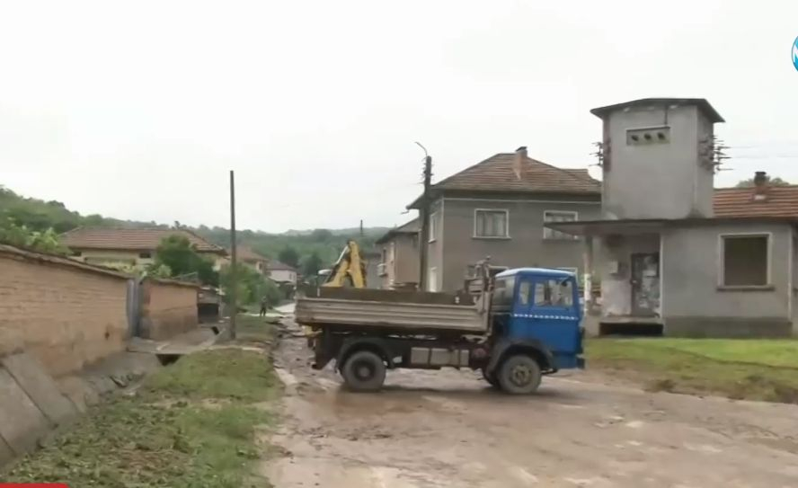 Водна стихия: 4-метрова вълна отнесе улици в Ореш, положението е страшно ВИДЕО